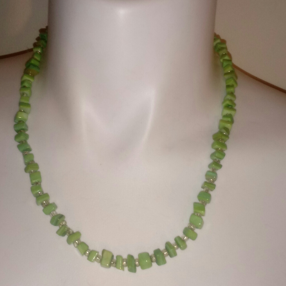 🔵 4/$25 Green Stone and Glass Necklace NWT